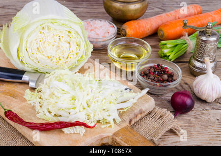 Tranches de chou chinois, carottes, épices pour la cuisson sur planche de bois. Studio Photo Banque D'Images