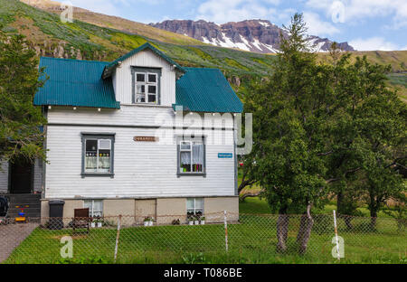 Seydisfjordur, Islande - 1 août 2015 : blanc et bleu de petits bâtiments résidentiel sur la rue Hafnargata Banque D'Images