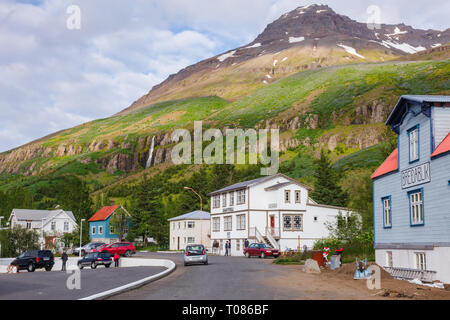 Seydisfjordur, Islande - 1 août 2015 : blanc et bleu des bâtiments sur rue Austurvegur Banque D'Images