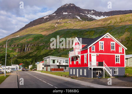 Seydisfjordur, Islande - 1 août 2015 : blanc et rouge de la construction de l'école de musique sur la rue Austurvegur Banque D'Images