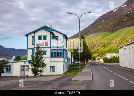 Seydisfjordur, Islande - 1 août 2015 : blanc et bleu bâtiment de l'ancien bureau de poste (1908) maintenant Hôtel Sneffels sur Austurvegur street Banque D'Images