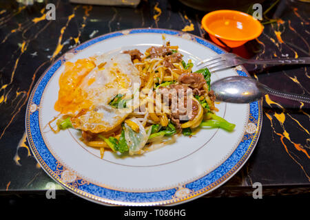 Plat de nouilles au boeuf et oeuf, marché Russe, Phnom Penh, Cambodge, Asie Banque D'Images