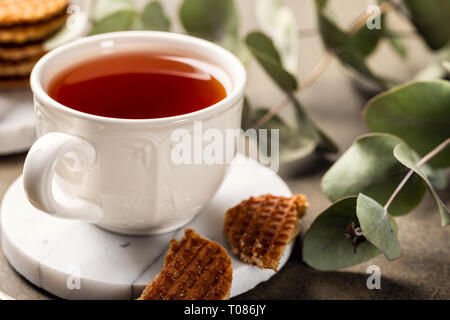 Tasse de thé avec syrupwaffles cookies Banque D'Images