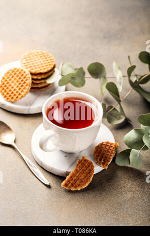 Tasse de thé avec syrupwaffles cookies Banque D'Images