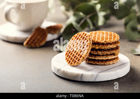 Syrupwaffles les cookies et une tasse de thé Banque D'Images