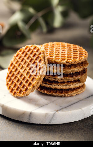 Syrupwaffles les cookies et une tasse de thé Banque D'Images