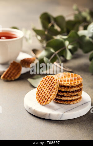 Syrupwaffles les cookies et une tasse de thé Banque D'Images