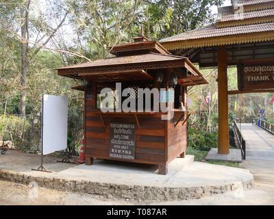 CHIANG MAI, THAÏLANDE--MARS 2018: Porte d'entrée à la pépinière d'éléphants où les bébés éléphants sont logés à Chiang Mai. Banque D'Images