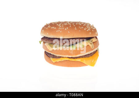 McDonald's Big Mac burger de boeuf haché avec 2 tous, sauce spéciale, laitue et fromage sur un pain aux graines de sésame Banque D'Images