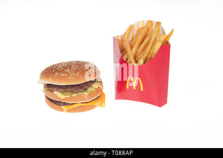 McDonald's Big Mac fait avec avec 2 burgers, sauce spéciale, laitue et fromage sur un pain aux graines de sésame et de frites Banque D'Images