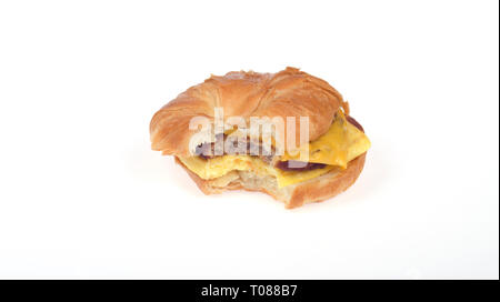 Burger King saucisse, œuf et fromage hôtes croissanwich ou le croissant sandwich avec bouchée prise hors Banque D'Images