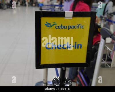 BANGKOK, THAÏLANDE—MARS 2018 : panneau aux comptoirs d'enregistrement de Cebu Pacific à l'aéroport Suvarnabhumi de Bangkok, Thaïlande. Banque D'Images