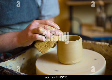 Professionnel hommes potter façonner mug en atelier de poterie, studio. Artisanat, art et concept fait main Banque D'Images