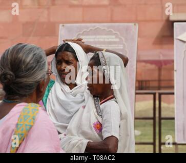 AGRA, UTTAR PRADESH, INDE--MARS 2018: Les femmes portant des saris indiens traditionnels attendent en ligne pour acheter des billets pour le Taj Mahal. Banque D'Images