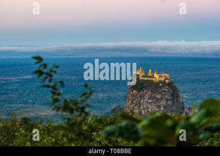 Mont Popa sur un ancien volcan à Bagan, Myanmar Banque D'Images