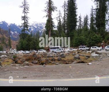 VALLÉE DE SOLANG, HIMACHAL PRADESH—MARS 2018: Longue ligne de wagons se dirigeant vers la vallée de Solang, Himalaya. Banque D'Images