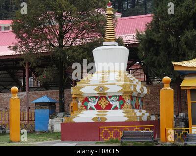 MANALI, HIMACHAL PRADESH, INDE-MARS 2018: Sanctuaire à l'extérieur du monastère bouddhiste himalayan Nyinmapa à Manali. Banque D'Images