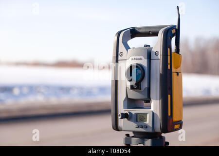 Russie Kemerovo Region 2019-03-15. L'arpenteur des terres de l'équipement. Théodolite station totale robotique debout sur trépied. L'équipement utilisé pour la construction de la cartographie buil Banque D'Images