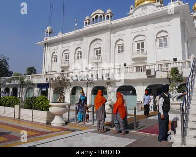 NEW DELHI, INDE--MARS 2018: Les dévotés se dirigent vers les escaliers pour entrer dans le Gurdwara Bangla Sahib à Connaught place. Banque D'Images