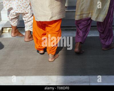 Les dévotés se lavent leurs pieds avant d'entrer dans le Gurdwara Bangla Sahib à Connaught place, New Delhi. Banque D'Images