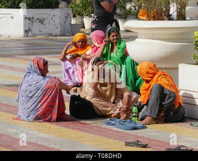 NEW DELHI, INDE--MARS 2018: Gros plan d'un groupe de femmes assis à l'extérieur du temple de Gurdwara Bangla Sahib à Connaught place, New Delhi . Banque D'Images