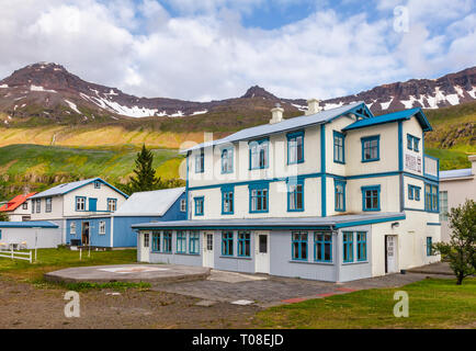 Seydisfjordur, Islande - 1 août 2015 : blanc et bleu bâtiment de l'ancien bureau de poste (1908) maintenant Hôtel Sneffels sur Austurvegur street Banque D'Images