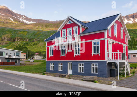 Seydisfjordur, Islande - 1 août 2015 : blanc et rouge de la construction de l'école de musique sur la rue Austurvegur Banque D'Images