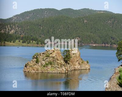 Belle islet à Pactola le lac, le plus grand réservoir dans les Black Hills du Dakota du Sud. Banque D'Images