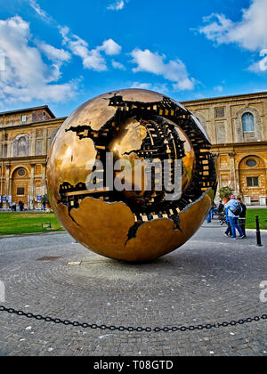 Dans la sphère sphère, également connu sous le nom de Sfera Sfera con, est une série de sculptures créées par le sculpteur Arnaldo Pomodoro Banque D'Images