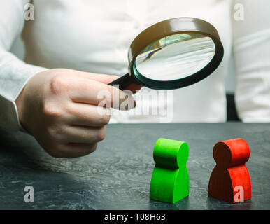 La femme arbitre examine la situation de conflit entre les gens. Conflit d'intérêts. Résolution des différends et de lissage. Recherche de solutions et Banque D'Images