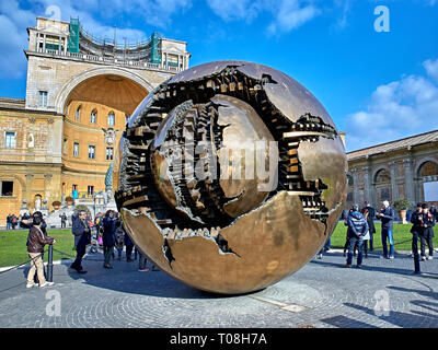 Dans la sphère sphère, également connu sous le nom de Sfera Sfera con, est une série de sculptures créées par le sculpteur Arnaldo Pomodoro Banque D'Images