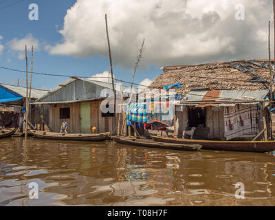 Iquitos, Pérou- 16 mai 2016 : des maisons flottantes dans une petite ville au Pérou. Belen. Belén. L'Amérique latine. Banque D'Images