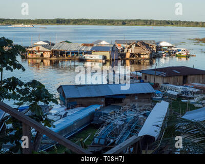 Iquitos, Pérou- 16 mai 2016 : des maisons flottantes dans un petit villige au Pérou. Belen. Belén. L'Amérique latine. Banque D'Images