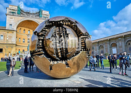 Dans la sphère sphère, également connu sous le nom de Sfera Sfera con, est une série de sculptures créées par le sculpteur Arnaldo Pomodoro Banque D'Images