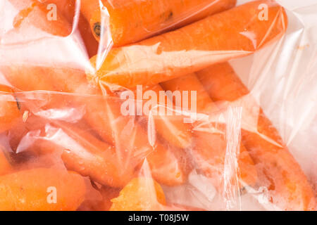 Botte de carottes biologiques emballés dans des sacs en plastique Banque D'Images