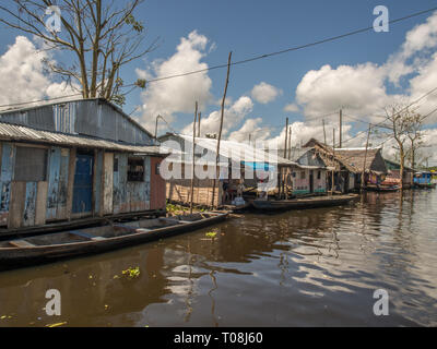 Iquitos, Pérou- 16 mai 2016 : Vue de la ville sur l'eau Banque D'Images