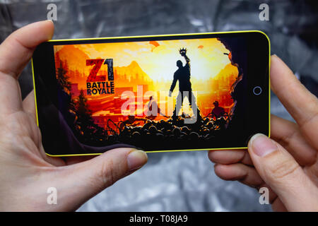 Berdiansk, Ukraine - le 18 mars 2019 : l'écran du téléphone avec H1Z1 Battle Royale Jeu Mobile joue sur Smartphone. Banque D'Images