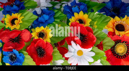 Arrangement bouquet coquelicots, tournesols, marguerites feuilles vert Banque D'Images