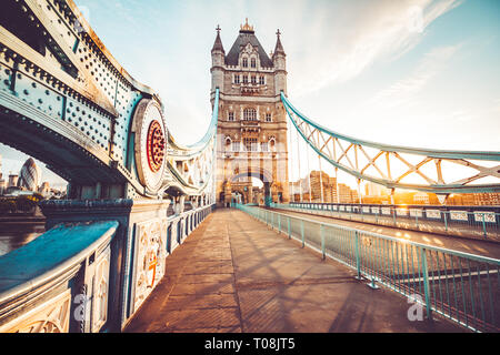 Tower Bridge à Londres spectaculaire au coucher du soleil Banque D'Images