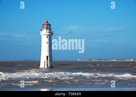 Phare de la Perchaude Fort New Brighton Merseyside sur une journée ensoleillée au début du printemps. Banque D'Images