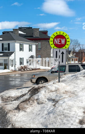Nouveau panneau routier en banlieue Banque D'Images