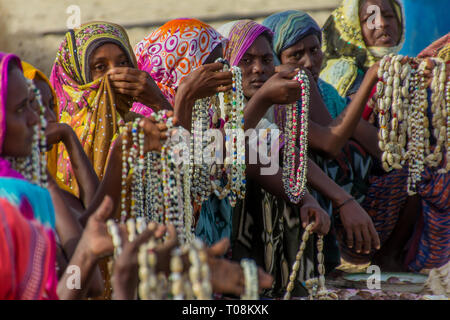 Femmes, Vente, colliers, Iles Dahlak, Erythrée Banque D'Images