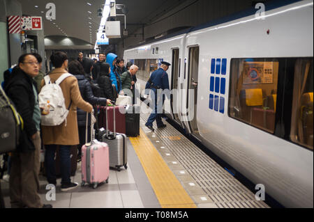 23.12.2017, Osaka, Kansai, Japon - Les voyageurs peuvent monter dans le train à la gare de l'Aéroport International de Kansai. 0SL171223D074CAROEX.JPG [RE Banque D'Images