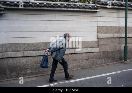 23.12.2017, Kansai, Kyoto, Japon - un homme porte un sac de magasinage d'une rue. 0SL171223D080CAROEX.JPG [communiqué de modèle : Non, des biens : non Banque D'Images