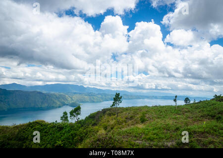 Lac Toba paysage dans un tuktuk, Nord de Sumatra, en Indonésie. Lac Toba est une destination touristique populaire à Sumatra, en Indonésie. Banque D'Images