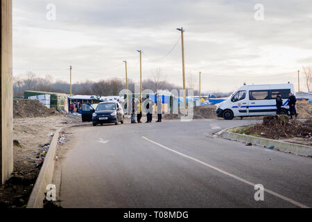 Gendarms à entrée à Calais migrants Jungle Camp, photographié le 11 février 2016 quelques semaines avant le camp d'être démantelée par les autorités et, par la suite, d'autres détruites par le feu. Les photos ont été prises le matin (0900 à 1020 heures, heure locale - Dossier : GMT), lorsque la voie du camp ont été relativement calme. Copyright ©Ian Wray Banque D'Images