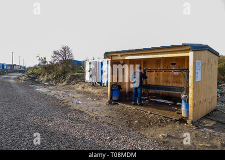 Jungle Camp Calais migrants laver shed, photographié le 11 février 2016 quelques semaines avant le camp d'être démantelée par les autorités et, par la suite, d'autres détruites par le feu. Les photos ont été prises le matin (0900 à 1020 heures, heure locale - Dossier : GMT), lorsque la voie du camp ont été relativement calme. Copyright ©Ian Wray Banque D'Images