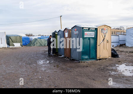 Calais migrants jungle camp de toilettes, photographié le 11 février 2016 quelques semaines avant le camp d'être démantelée par les autorités et, par la suite, d'autres détruites par le feu. Les photos ont été prises le matin (0900 à 1020 heures, heure locale - Dossier : GMT), lorsque la voie du camp ont été relativement calme. Copyright ©Ian Wray Banque D'Images