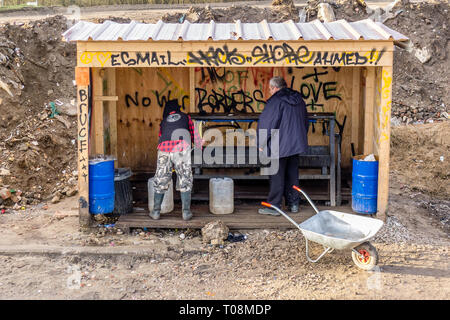 Jungle Camp Calais migrants aire de lavage, photographié le 11 février 2016 quelques semaines avant le camp d'être démantelée par les autorités et, par la suite, d'autres détruites par le feu. Les photos ont été prises le matin (0900 à 1020 heures, heure locale - Dossier : GMT), lorsque la voie du camp ont été relativement calme. Copyright ©Ian Wray Banque D'Images