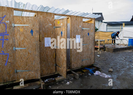 Calais migrants jungle camp de toilettes, photographié le 11 février 2016 quelques semaines avant le camp d'être démantelée par les autorités et, par la suite, d'autres détruites par le feu. Les photos ont été prises le matin (0900 à 1020 heures, heure locale - Dossier : GMT), lorsque la voie du camp ont été relativement calme. Copyright ©Ian Wray Banque D'Images